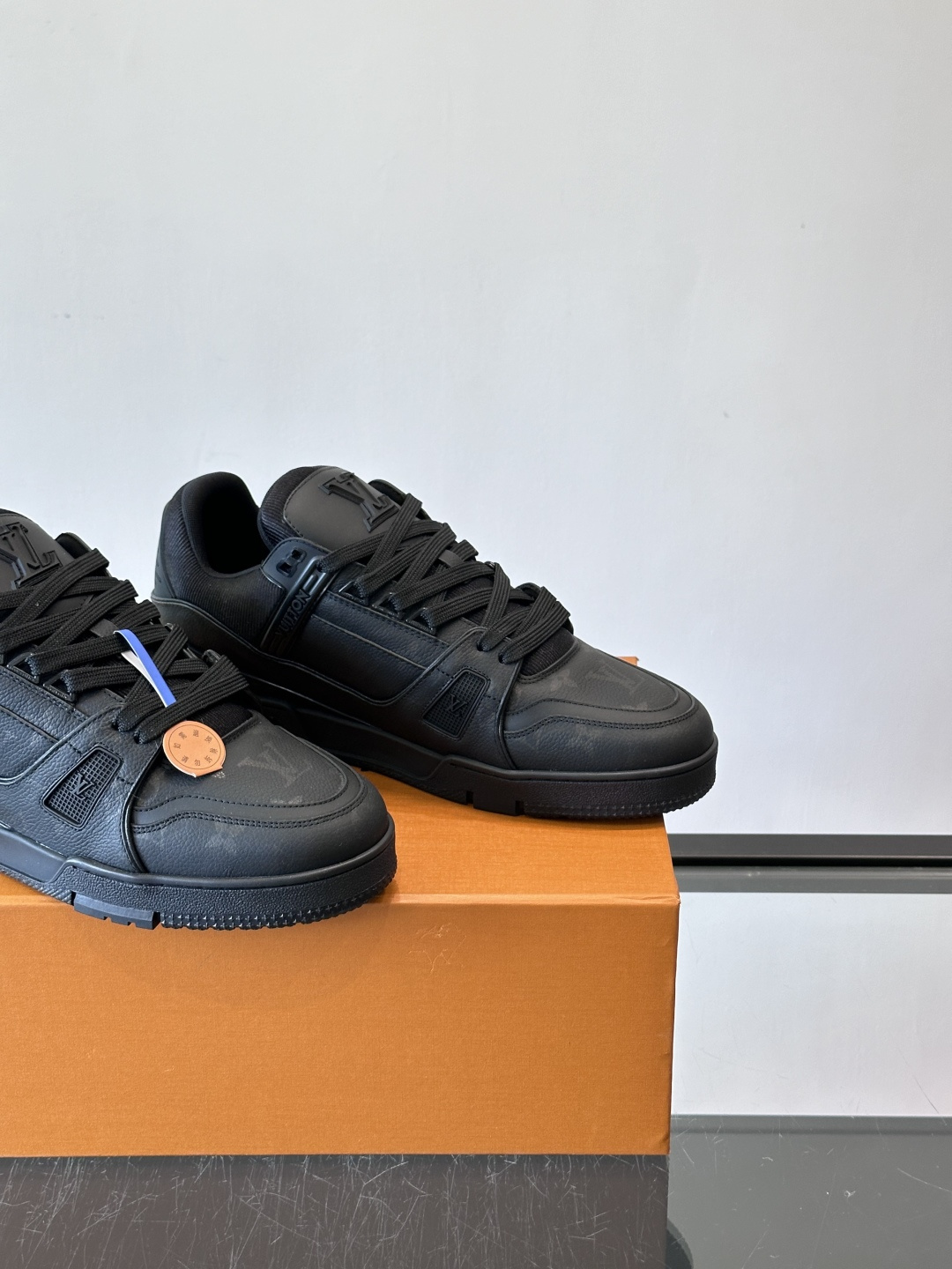 驴家 新配色 trainer运动鞋，本款 LV Trainer 运动鞋取材柔软粒面小牛皮，呈现纯净色调，