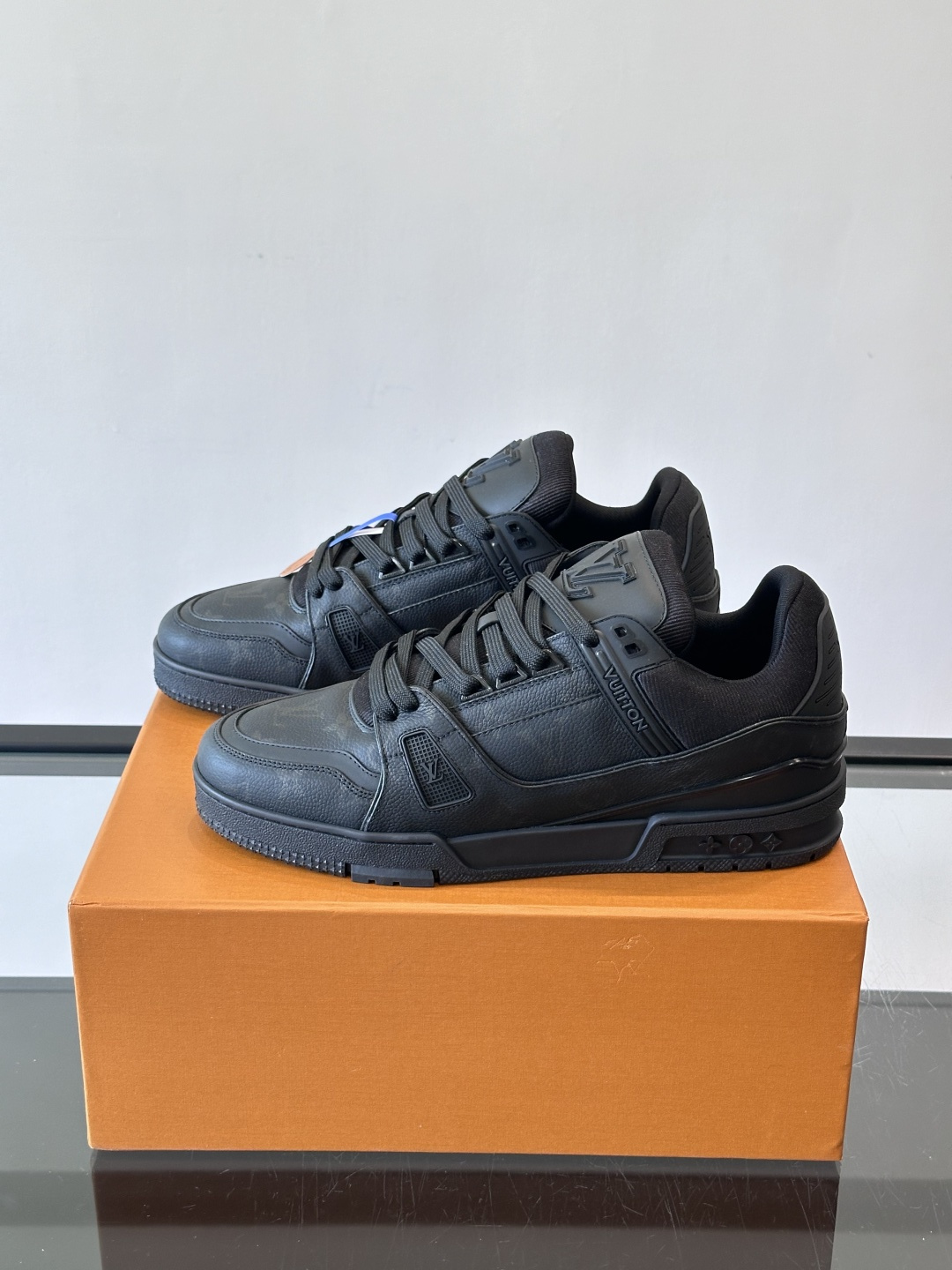 驴家 新配色 trainer运动鞋，本款 LV Trainer 运动鞋取材柔软粒面小牛皮，呈现纯净色调，