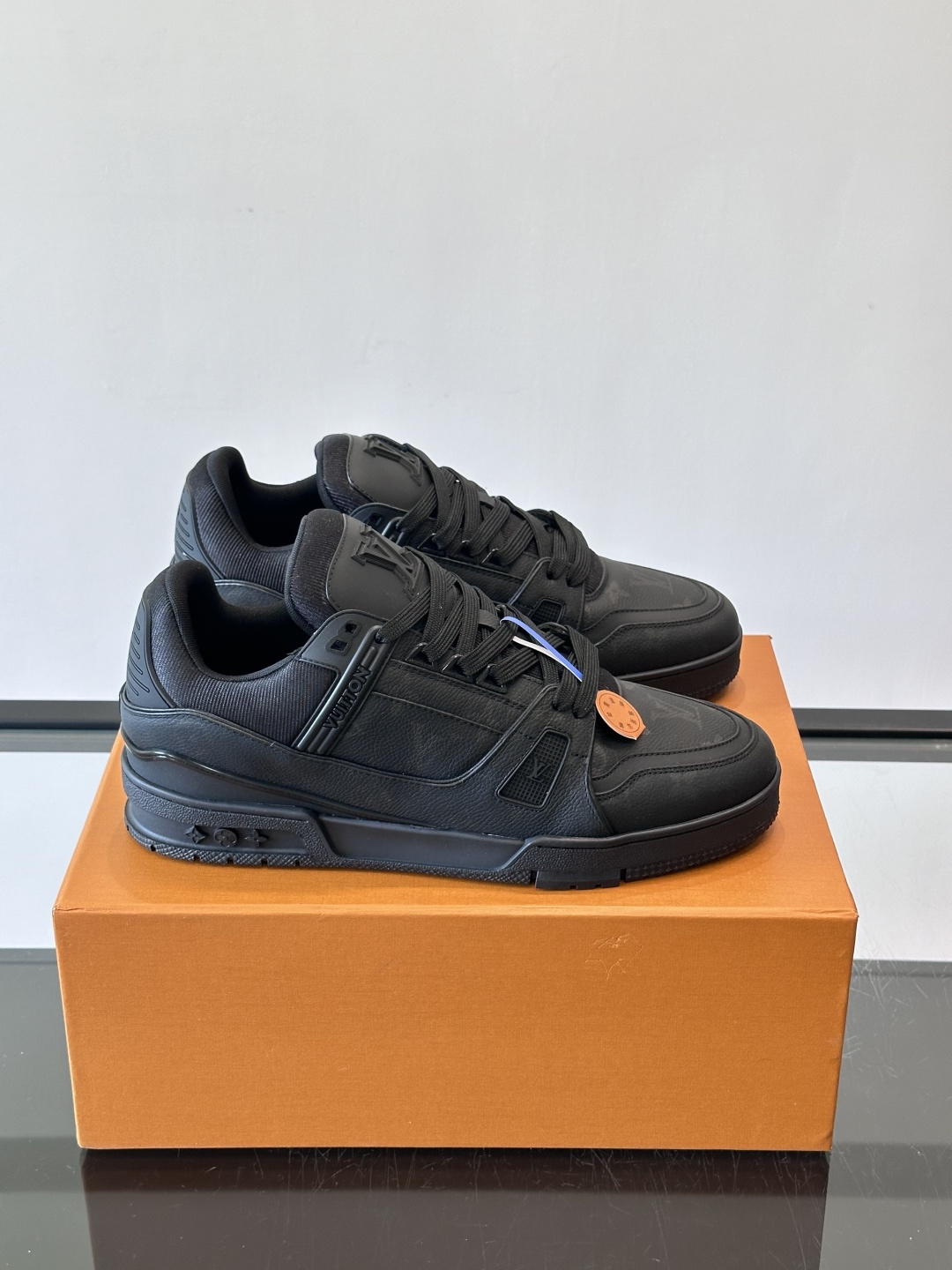 驴家 新配色 trainer运动鞋，本款 LV Trainer 运动鞋取材柔软粒面小牛皮，呈现纯净色调，