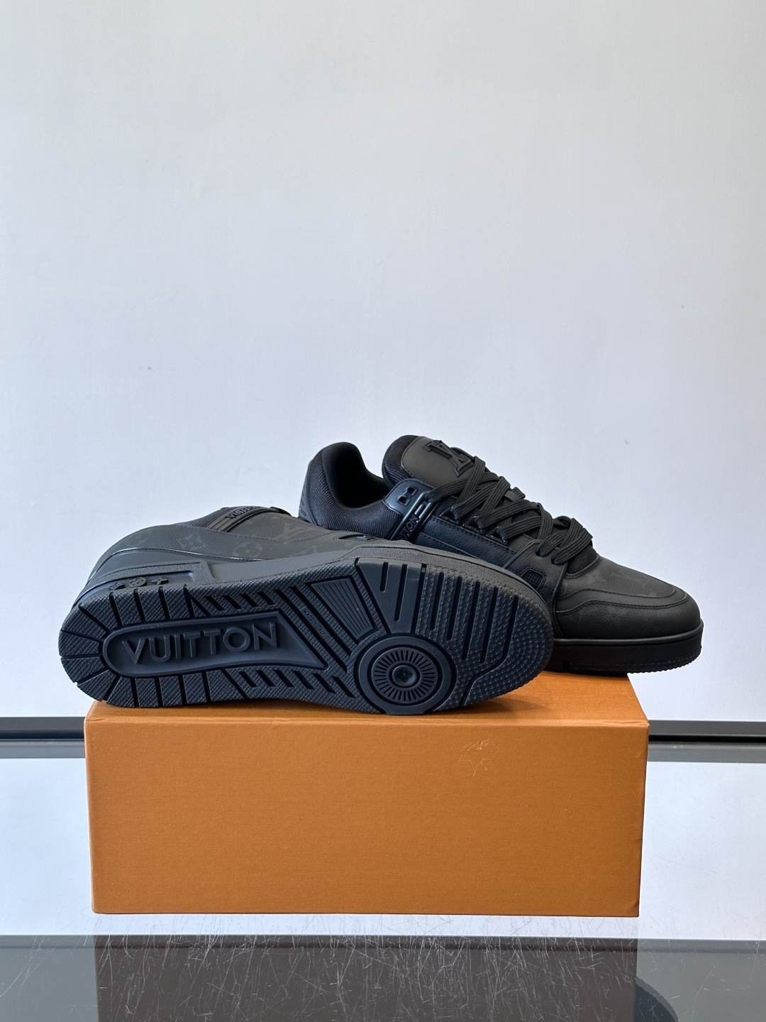 驴家 新配色 trainer运动鞋，本款 LV Trainer 运动鞋取材柔软粒面小牛皮，呈现纯净色调，