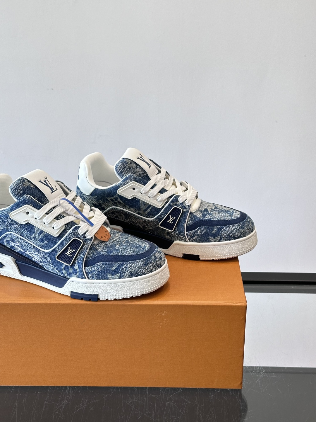 驴家 新配色 trainer运动鞋，本款 LV Trainer 运动鞋取材柔软粒面小牛皮，呈现纯净色调，