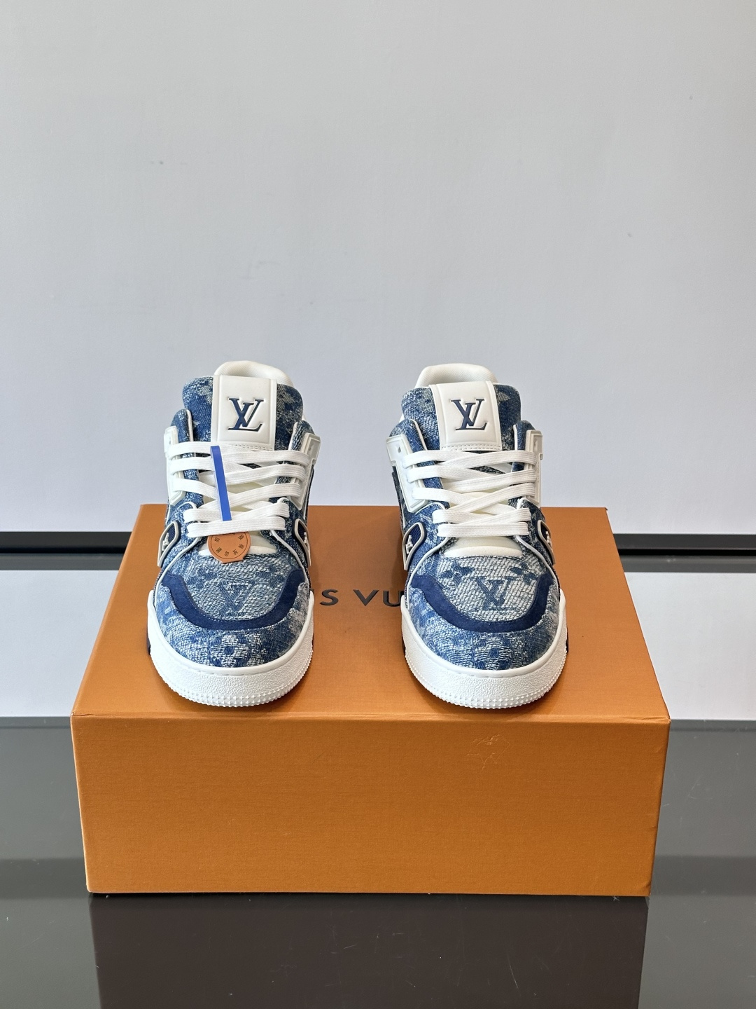 驴家 新配色 trainer运动鞋，本款 LV Trainer 运动鞋取材柔软粒面小牛皮，呈现纯净色调，