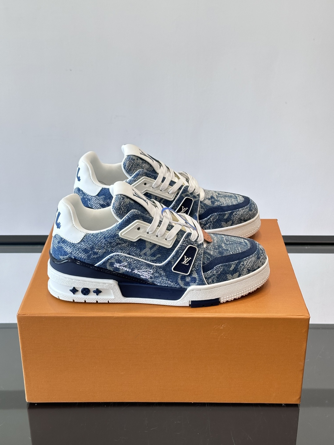 驴家 新配色 trainer运动鞋，本款 LV Trainer 运动鞋取材柔软粒面小牛皮，呈现纯净色调，