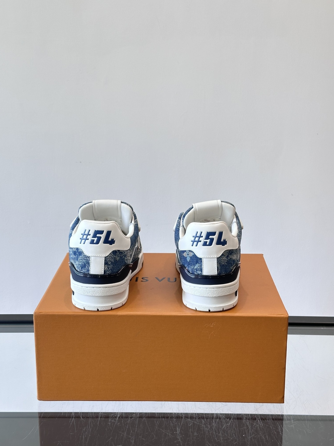 驴家 新配色 trainer运动鞋，本款 LV Trainer 运动鞋取材柔软粒面小牛皮，呈现纯净色调，