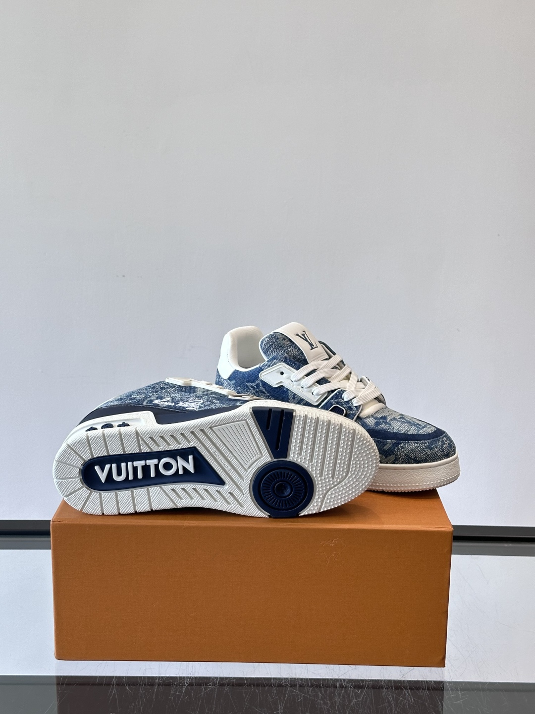 驴家 新配色 trainer运动鞋，本款 LV Trainer 运动鞋取材柔软粒面小牛皮，呈现纯净色调，