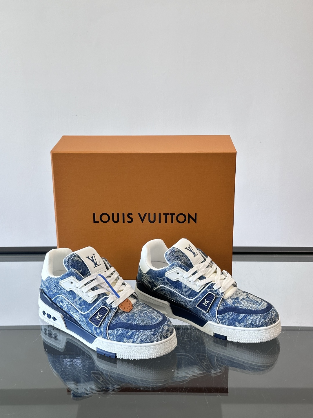 驴家 新配色 trainer运动鞋，本款 LV Trainer 运动鞋取材柔软粒面小牛皮，呈现纯净色调，