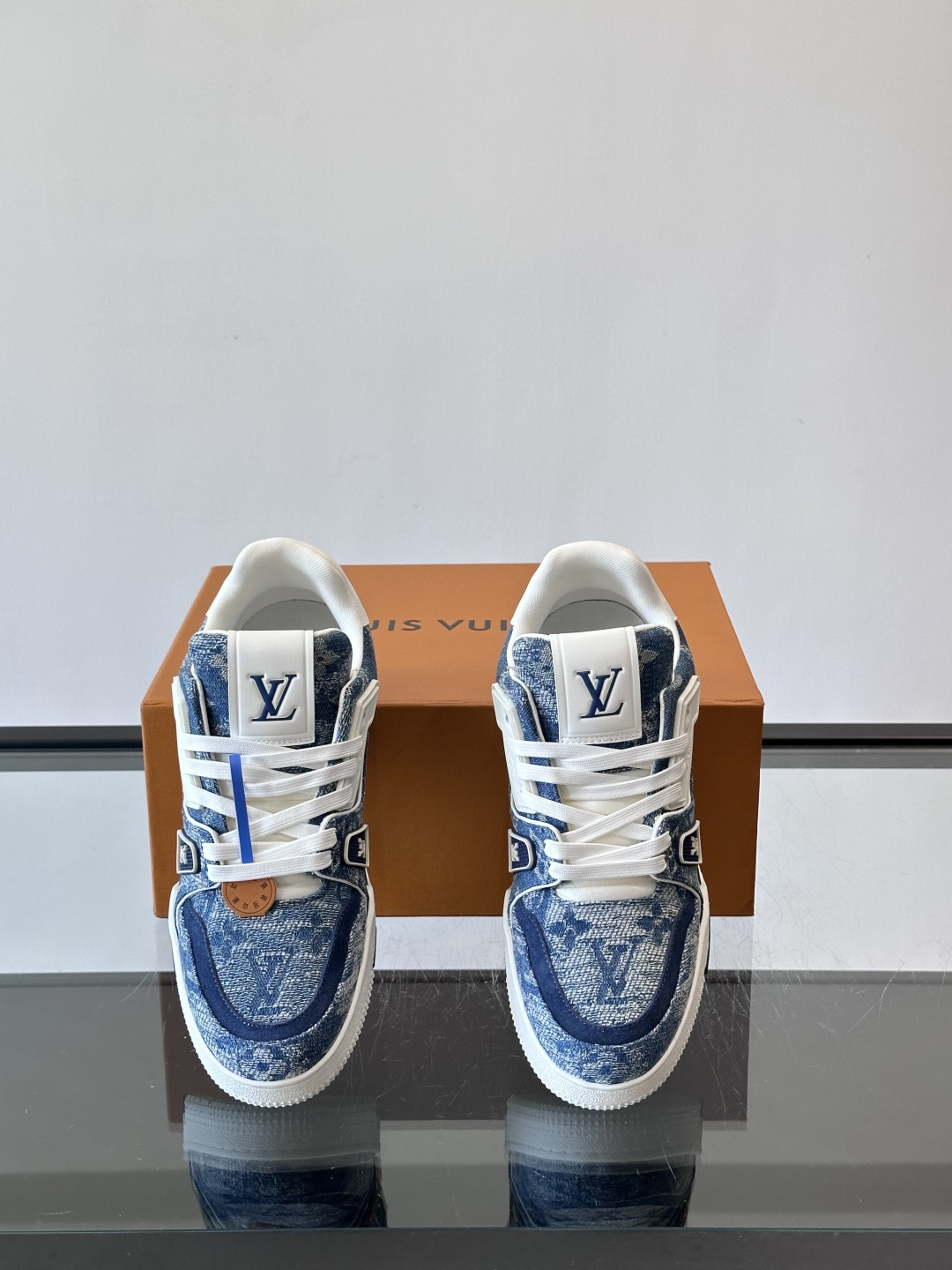 驴家 新配色 trainer运动鞋，本款 LV Trainer 运动鞋取材柔软粒面小牛皮，呈现纯净色调，