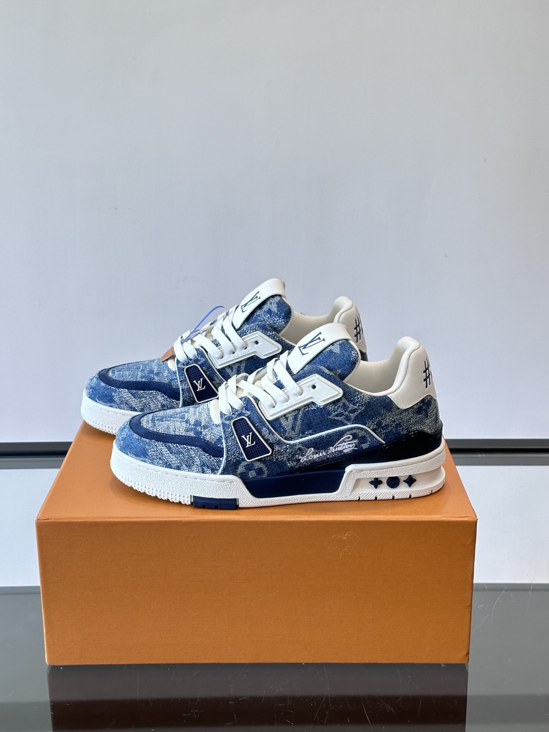 驴家 新配色 trainer运动鞋，本款 LV Trainer 运动鞋取材柔软粒面小牛皮，呈现纯净色调，