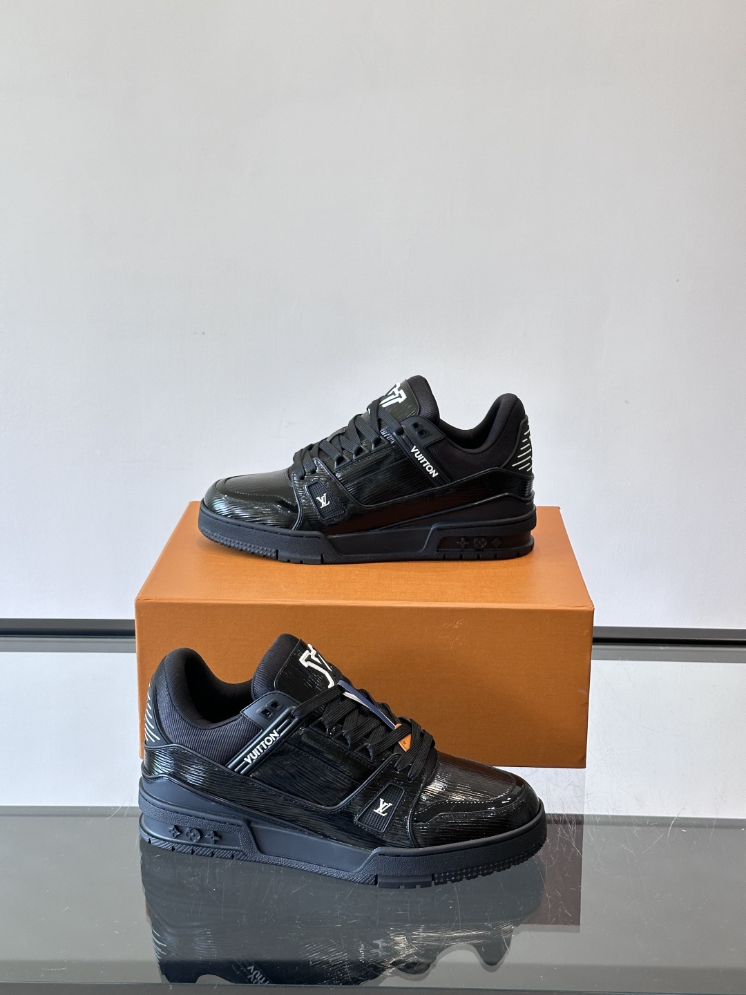 驴家 新配色 trainer运动鞋，本款 LV Trainer 运动鞋取材柔软粒面小牛皮，呈现纯净色调，