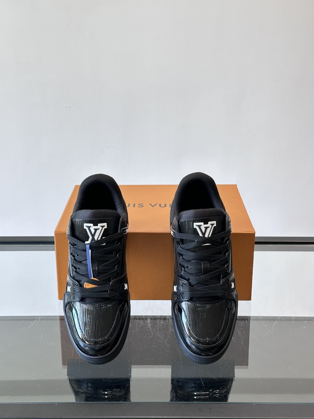 驴家 新配色 trainer运动鞋，本款 LV Trainer 运动鞋取材柔软粒面小牛皮，呈现纯净色调，