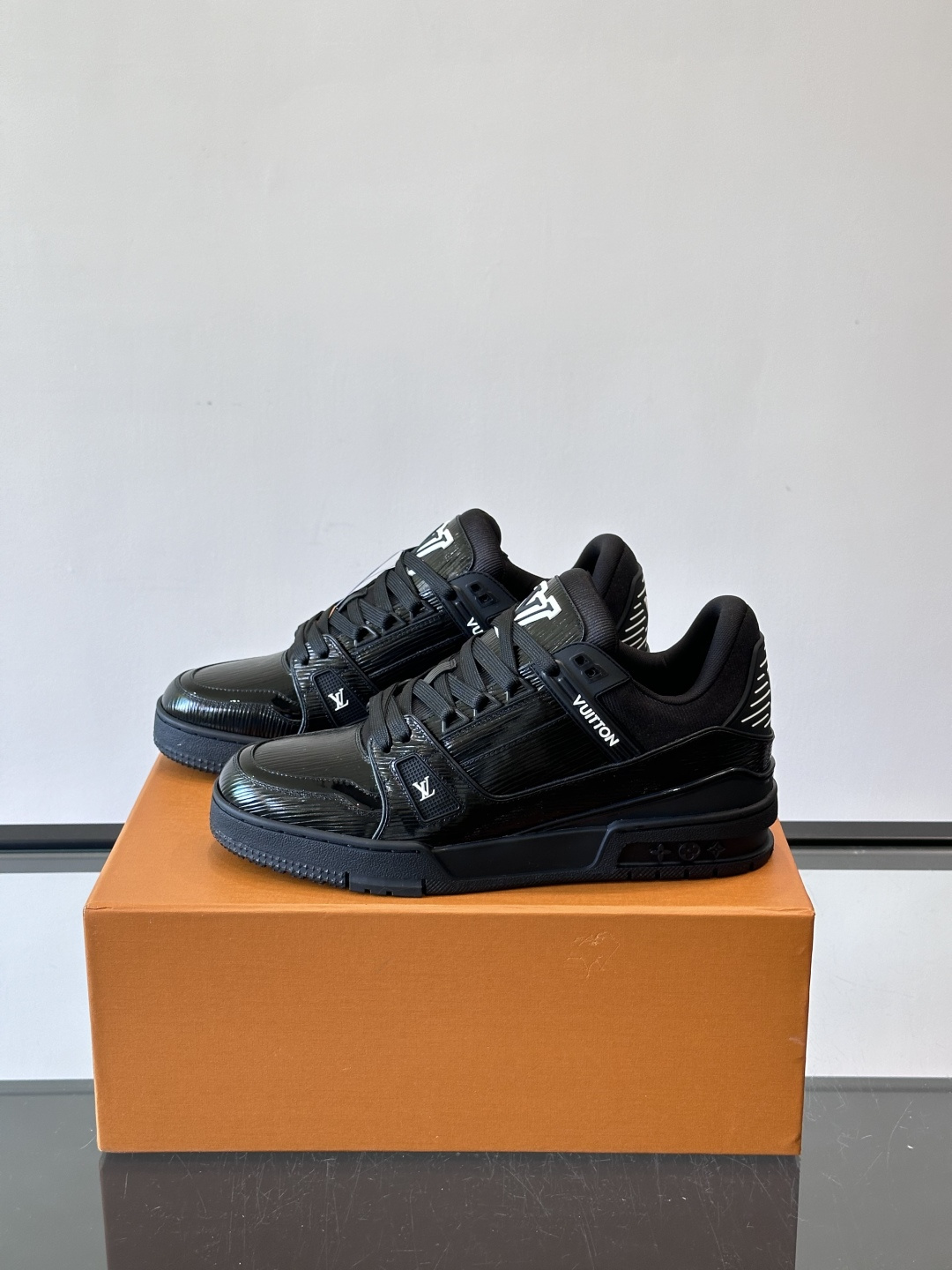 驴家 新配色 trainer运动鞋，本款 LV Trainer 运动鞋取材柔软粒面小牛皮，呈现纯净色调，