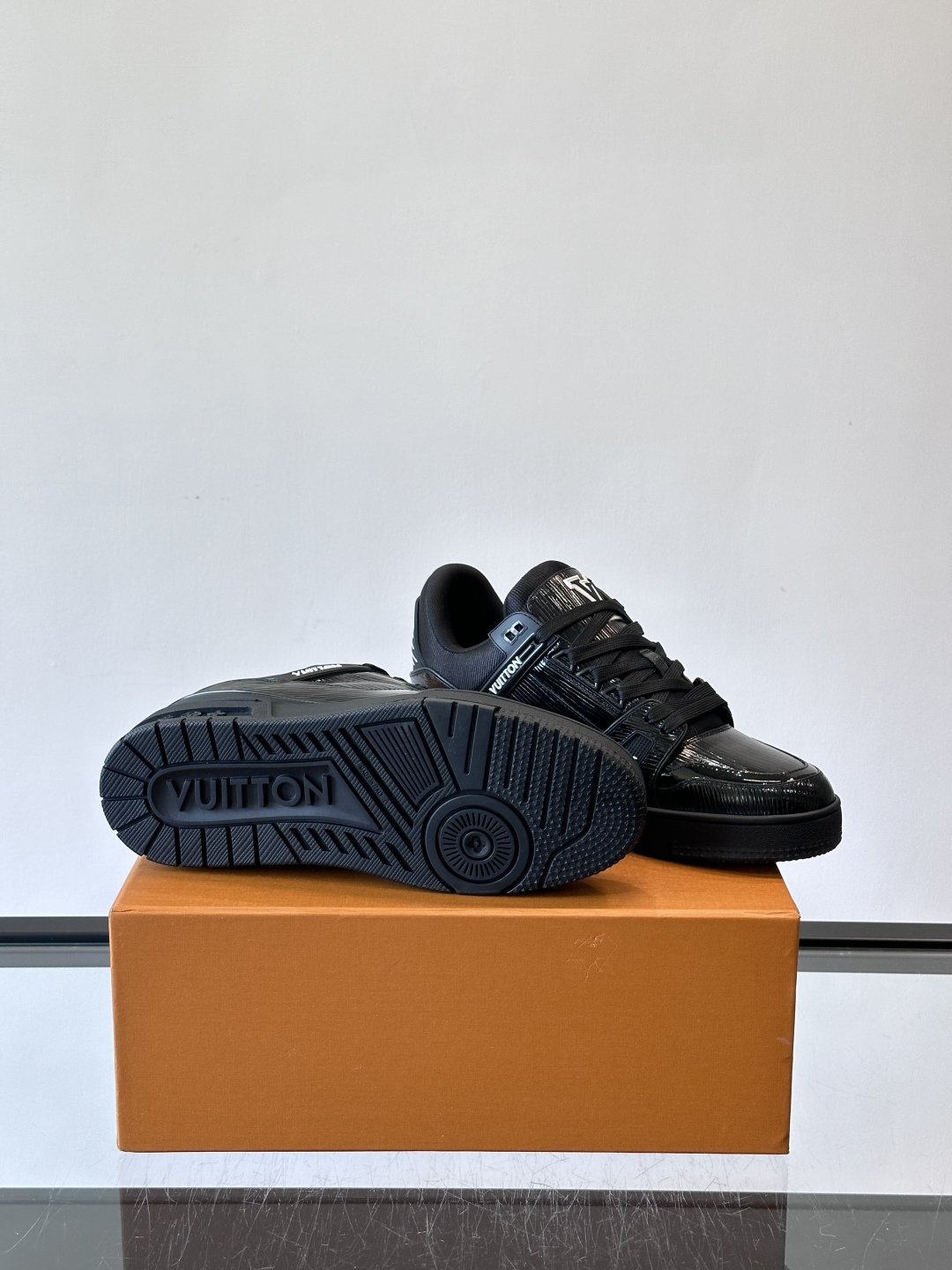 驴家 新配色 trainer运动鞋，本款 LV Trainer 运动鞋取材柔软粒面小牛皮，呈现纯净色调，