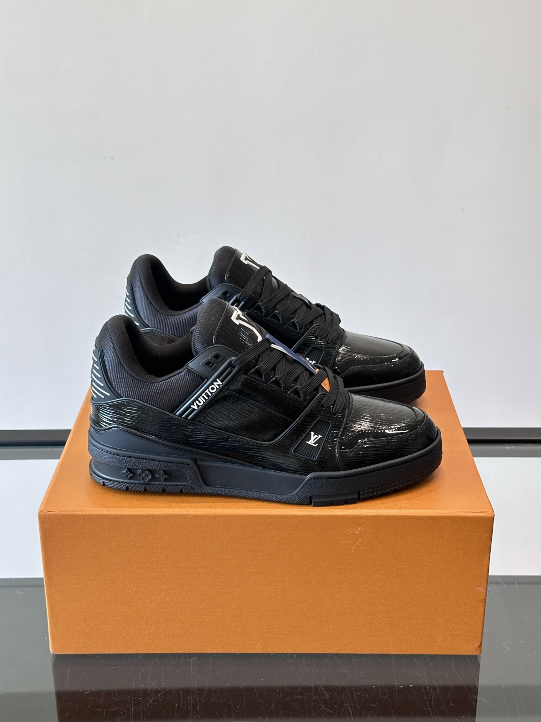 驴家 新配色 trainer运动鞋，本款 LV Trainer 运动鞋取材柔软粒面小牛皮，呈现纯净色调，