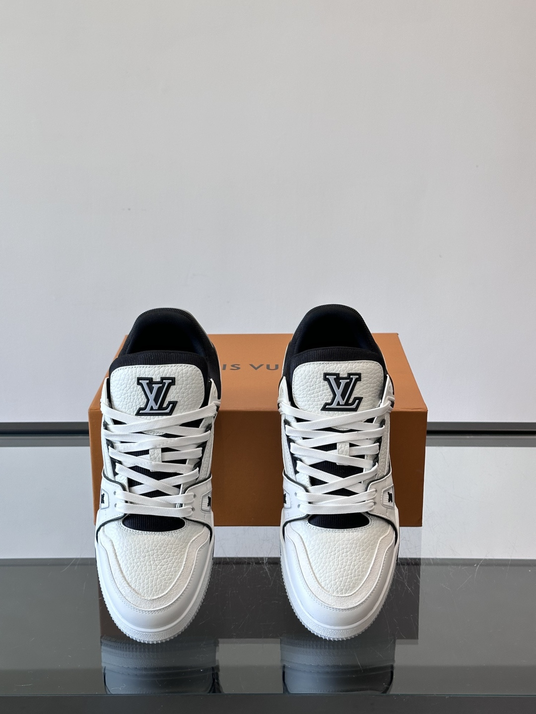 驴家 新配色 trainer运动鞋，本款 LV Trainer 运动鞋取材柔软粒面小牛皮，呈现纯净色调，