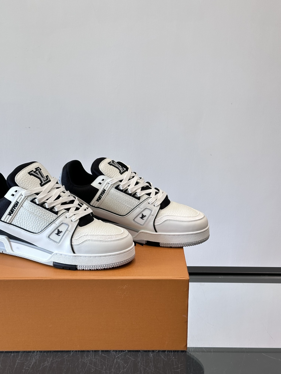 驴家 新配色 trainer运动鞋，本款 LV Trainer 运动鞋取材柔软粒面小牛皮，呈现纯净色调，