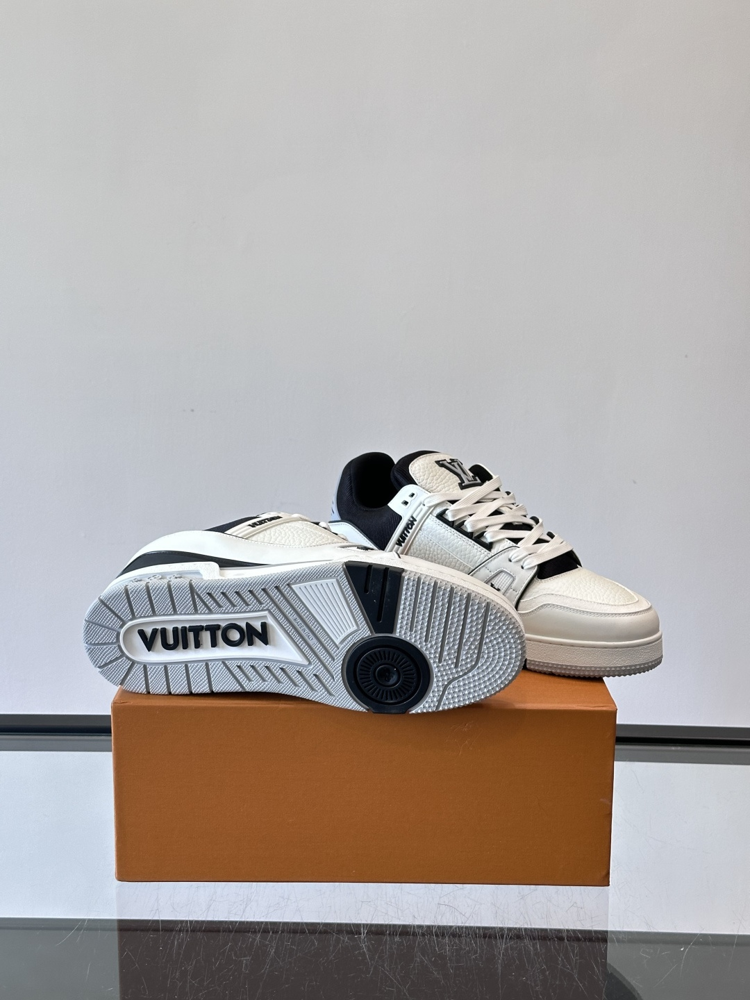 驴家 新配色 trainer运动鞋，本款 LV Trainer 运动鞋取材柔软粒面小牛皮，呈现纯净色调，