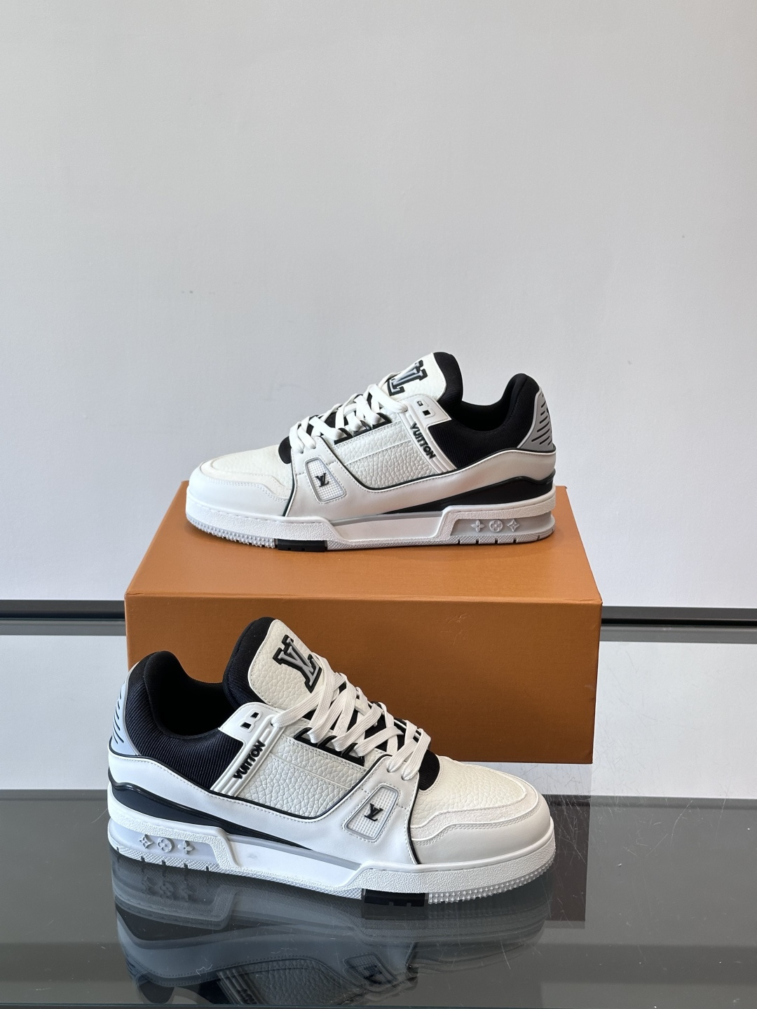 驴家 新配色 trainer运动鞋，本款 LV Trainer 运动鞋取材柔软粒面小牛皮，呈现纯净色调，