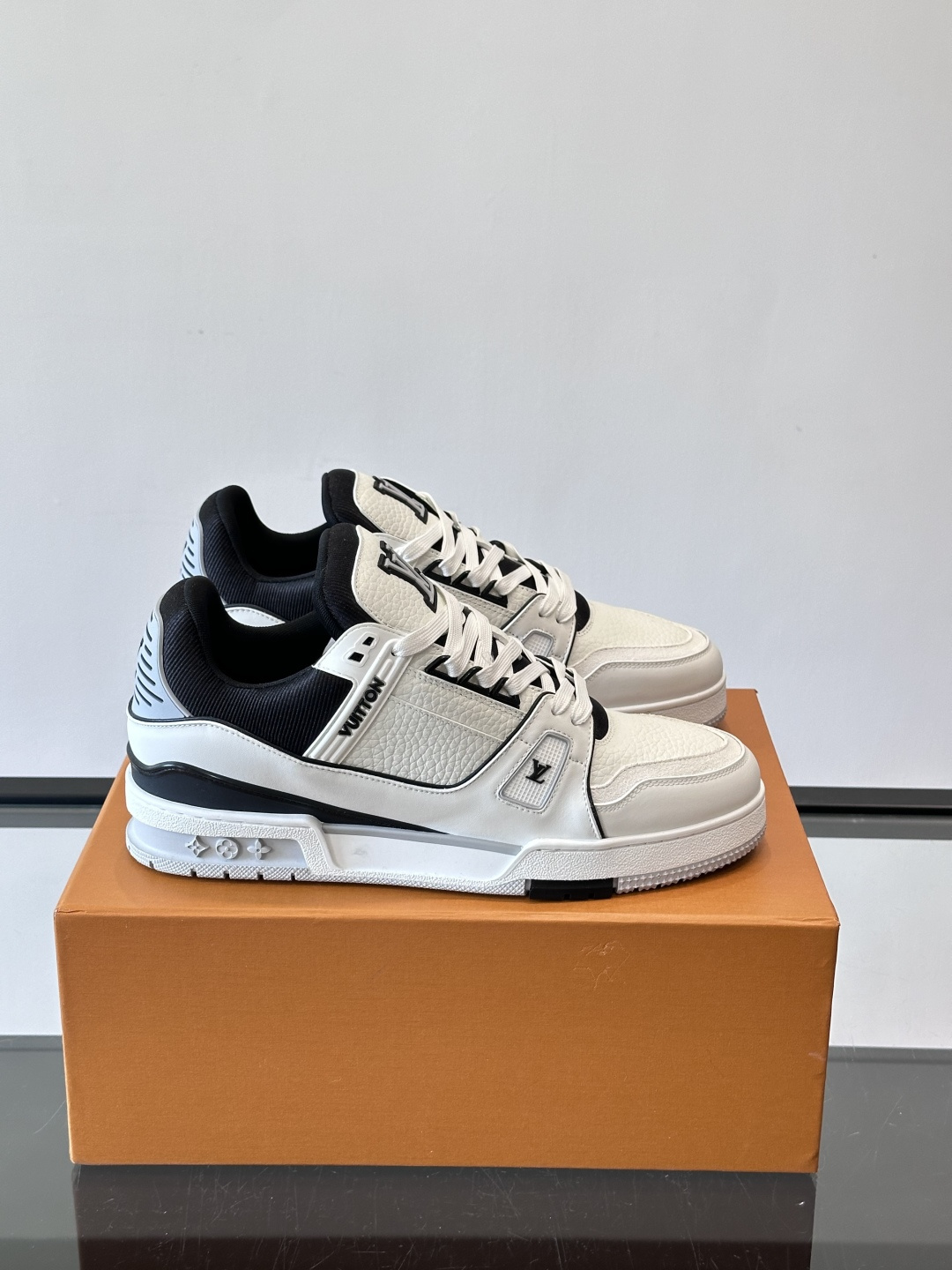 驴家 新配色 trainer运动鞋，本款 LV Trainer 运动鞋取材柔软粒面小牛皮，呈现纯净色调，