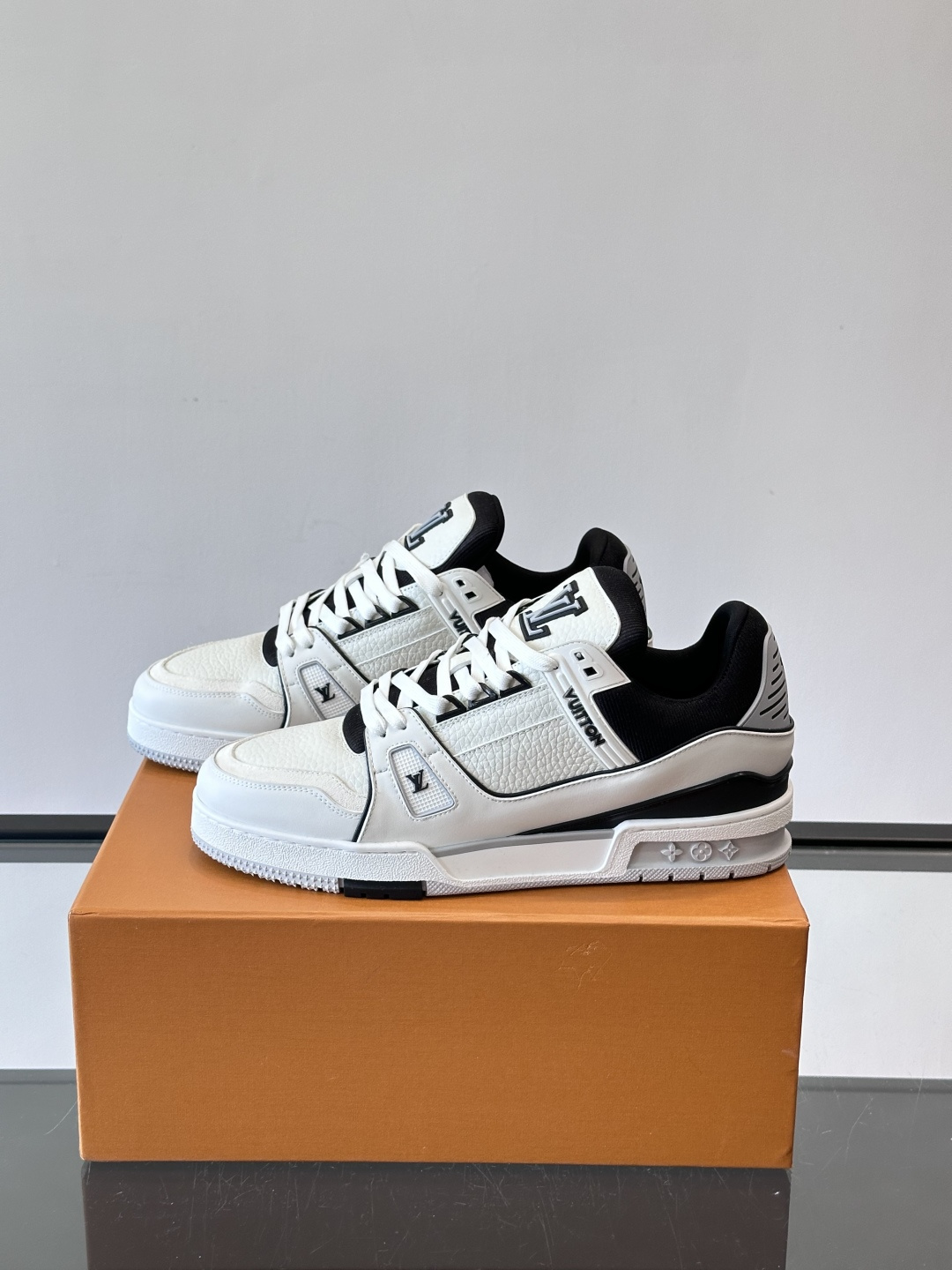 驴家 新配色 trainer运动鞋，本款 LV Trainer 运动鞋取材柔软粒面小牛皮，呈现纯净色调，