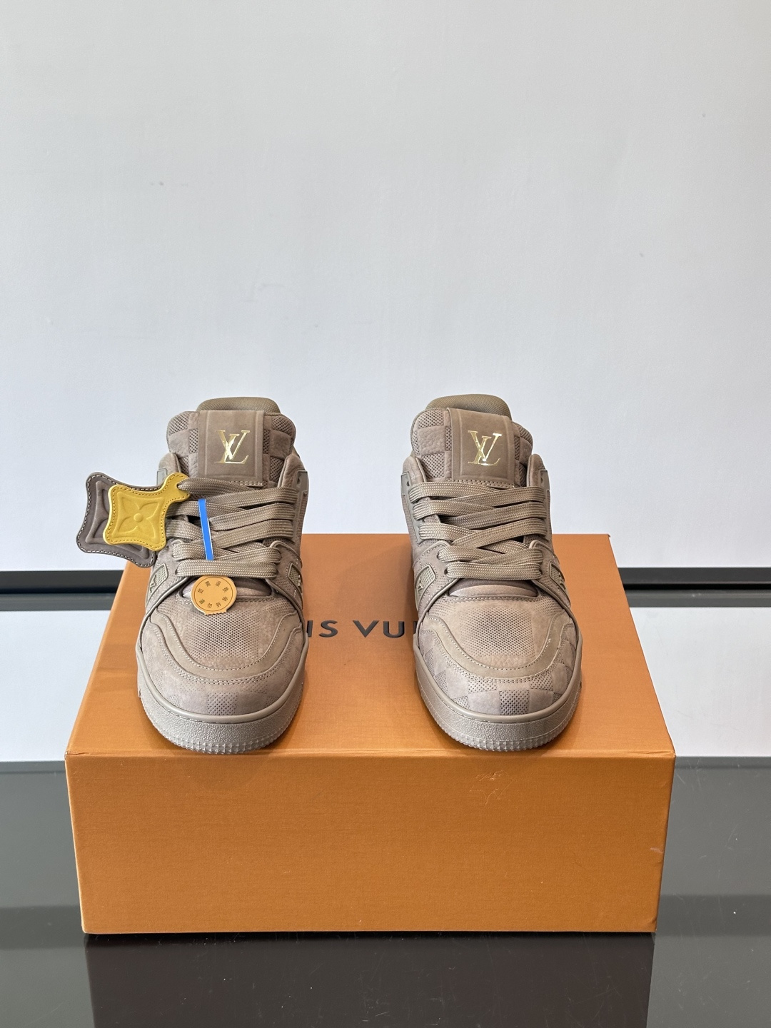 驴家 新配色 trainer运动鞋，本款 LV Trainer 运动鞋取材柔软粒面小牛皮，呈现纯净色调，