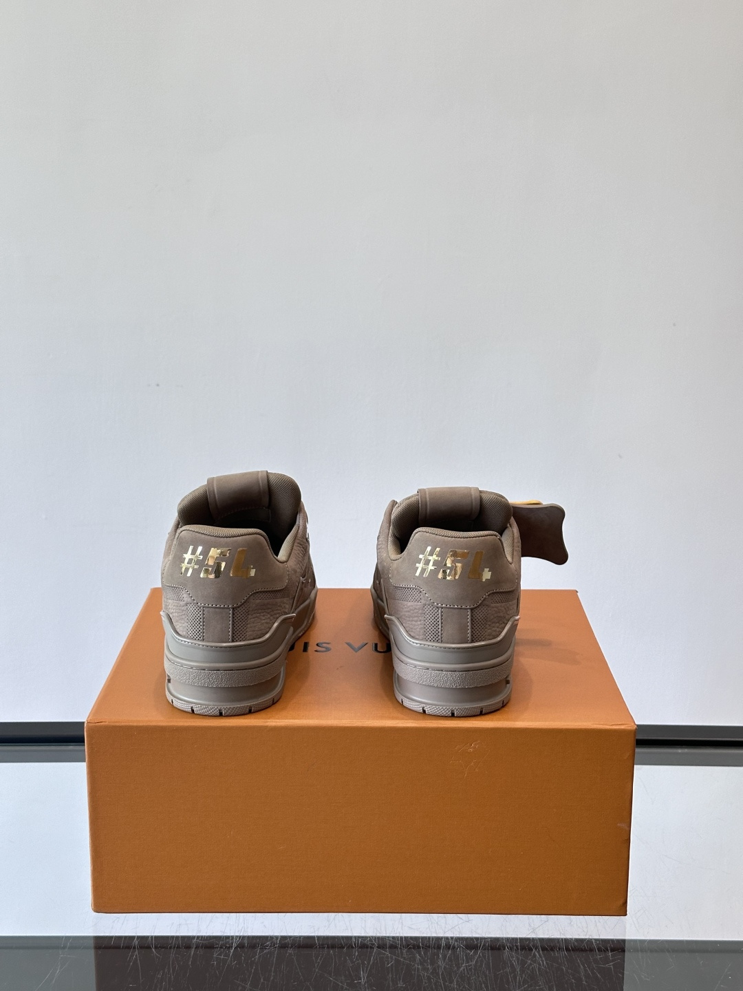 驴家 新配色 trainer运动鞋，本款 LV Trainer 运动鞋取材柔软粒面小牛皮，呈现纯净色调，