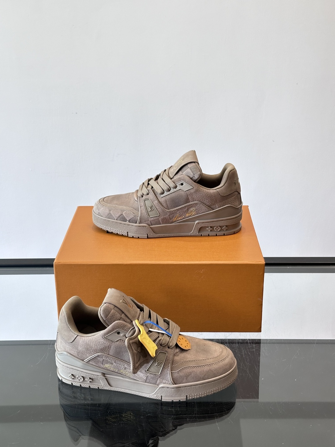 驴家 新配色 trainer运动鞋，本款 LV Trainer 运动鞋取材柔软粒面小牛皮，呈现纯净色调，