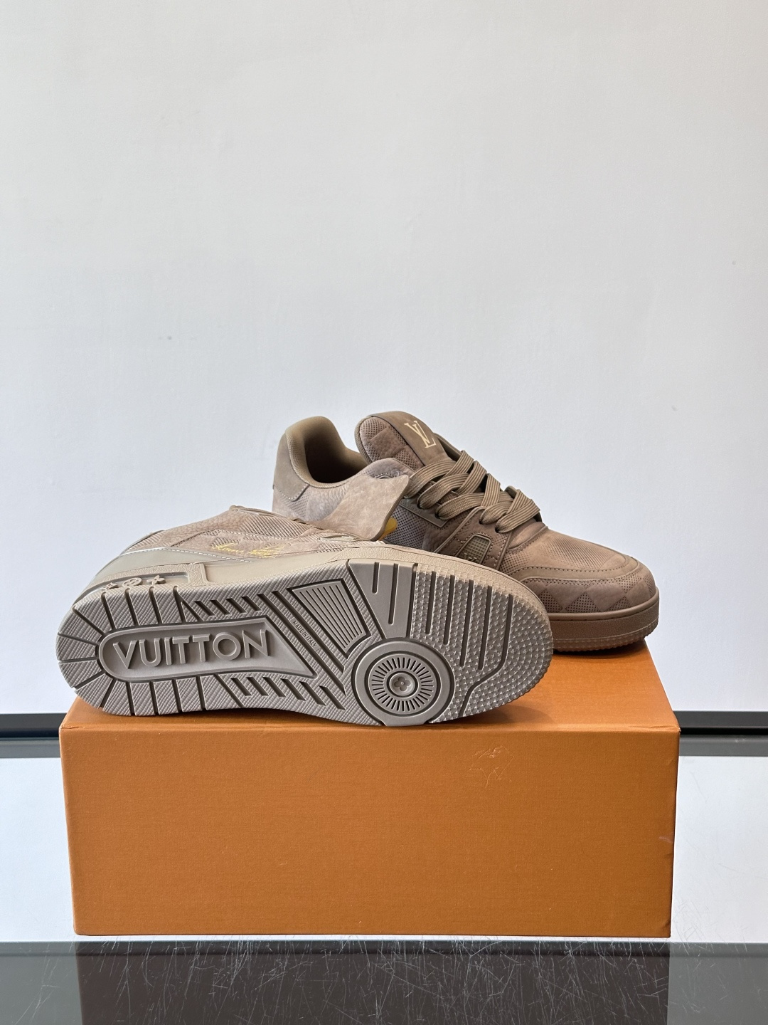 驴家 新配色 trainer运动鞋，本款 LV Trainer 运动鞋取材柔软粒面小牛皮，呈现纯净色调，