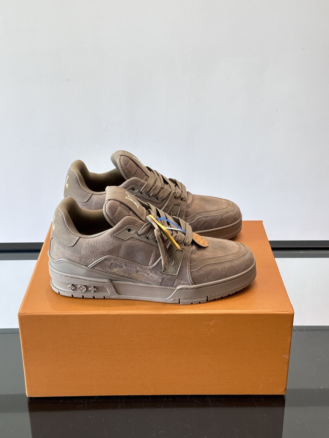 驴家 新配色 trainer运动鞋，本款 LV Trainer 运动鞋取材柔软粒面小牛皮，呈现纯净色调，