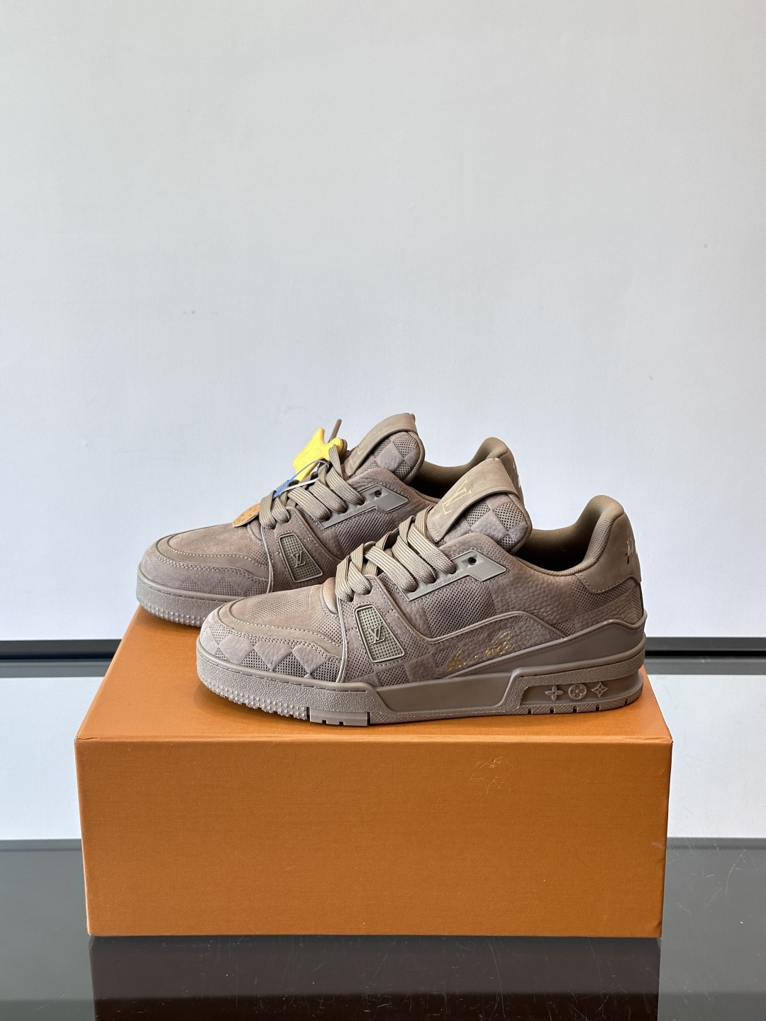 驴家 新配色 trainer运动鞋，本款 LV Trainer 运动鞋取材柔软粒面小牛皮，呈现纯净色调，