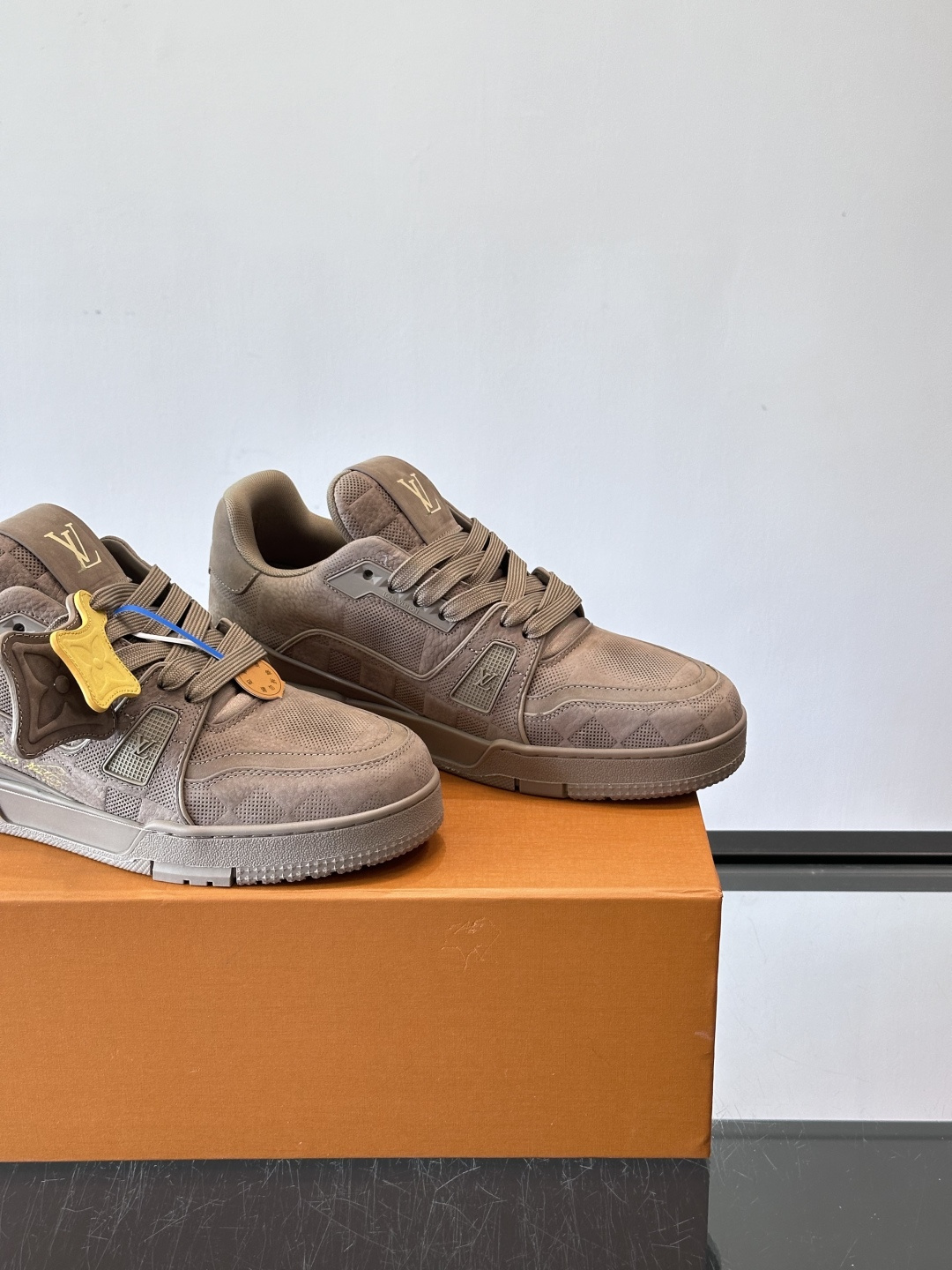 驴家 新配色 trainer运动鞋，本款 LV Trainer 运动鞋取材柔软粒面小牛皮，呈现纯净色调，