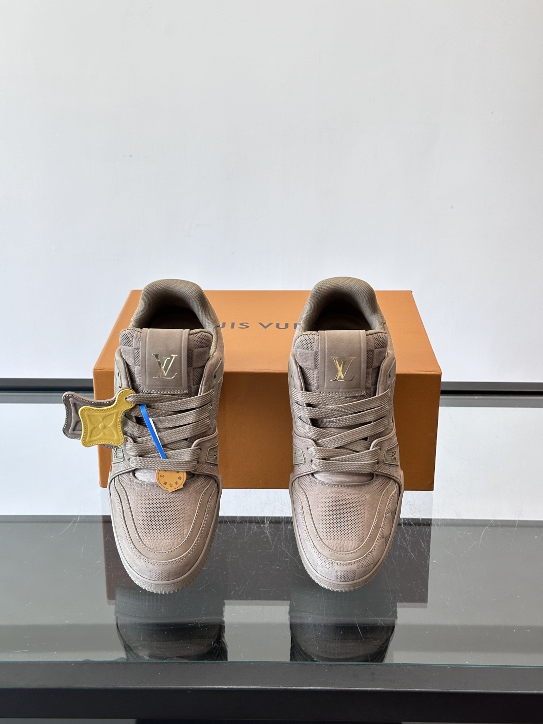 驴家 新配色 trainer运动鞋，本款 LV Trainer 运动鞋取材柔软粒面小牛皮，呈现纯净色调，