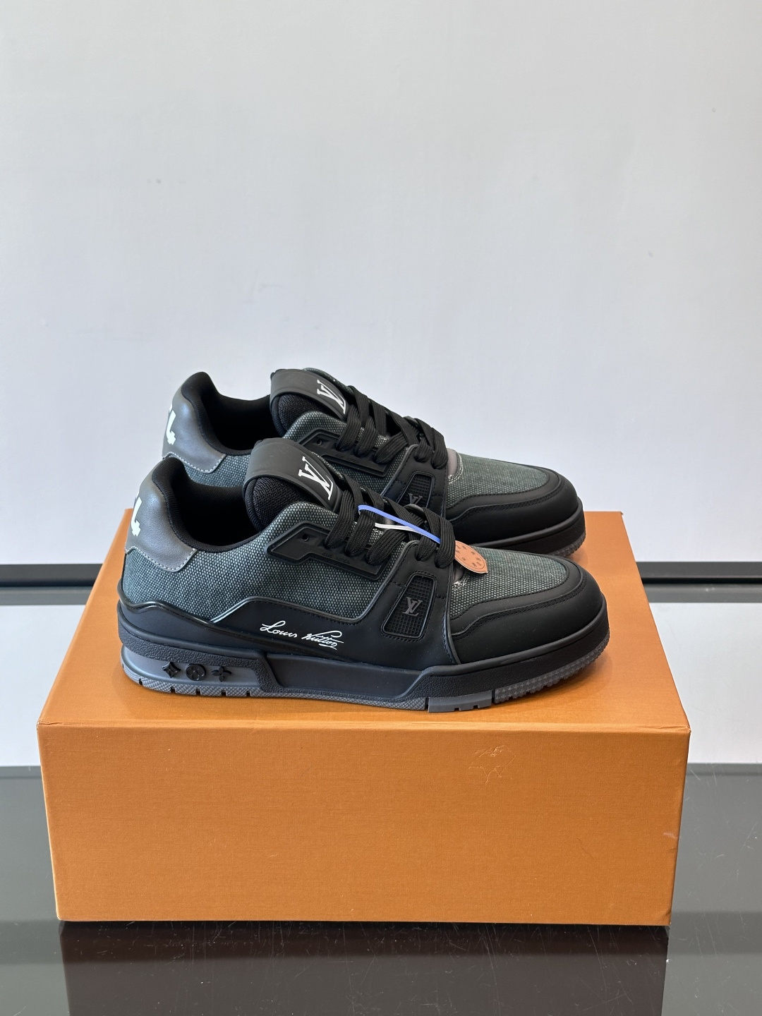 驴家 新配色 trainer运动鞋，本款 LV Trainer 运动鞋取材柔软粒面小牛皮，呈现纯净色调，