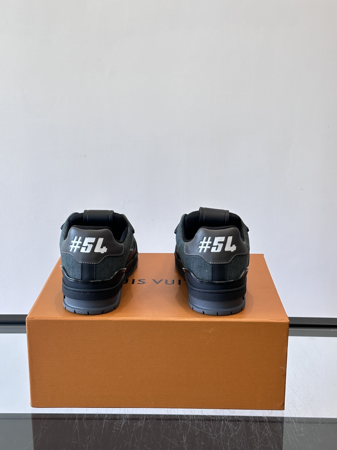 驴家 新配色 trainer运动鞋，本款 LV Trainer 运动鞋取材柔软粒面小牛皮，呈现纯净色调，