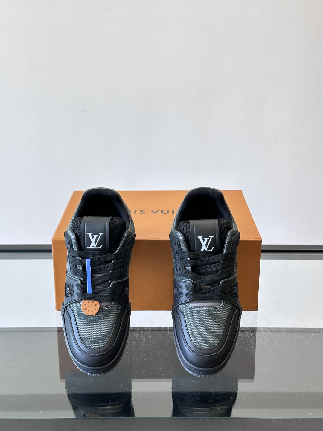 驴家 新配色 trainer运动鞋，本款 LV Trainer 运动鞋取材柔软粒面小牛皮，呈现纯净色调，