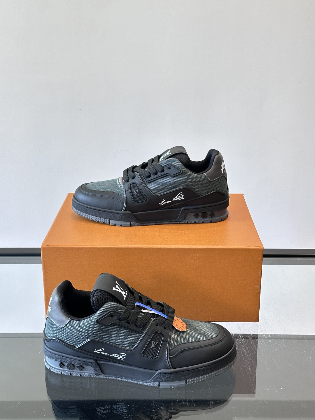 驴家 新配色 trainer运动鞋，本款 LV Trainer 运动鞋取材柔软粒面小牛皮，呈现纯净色调，