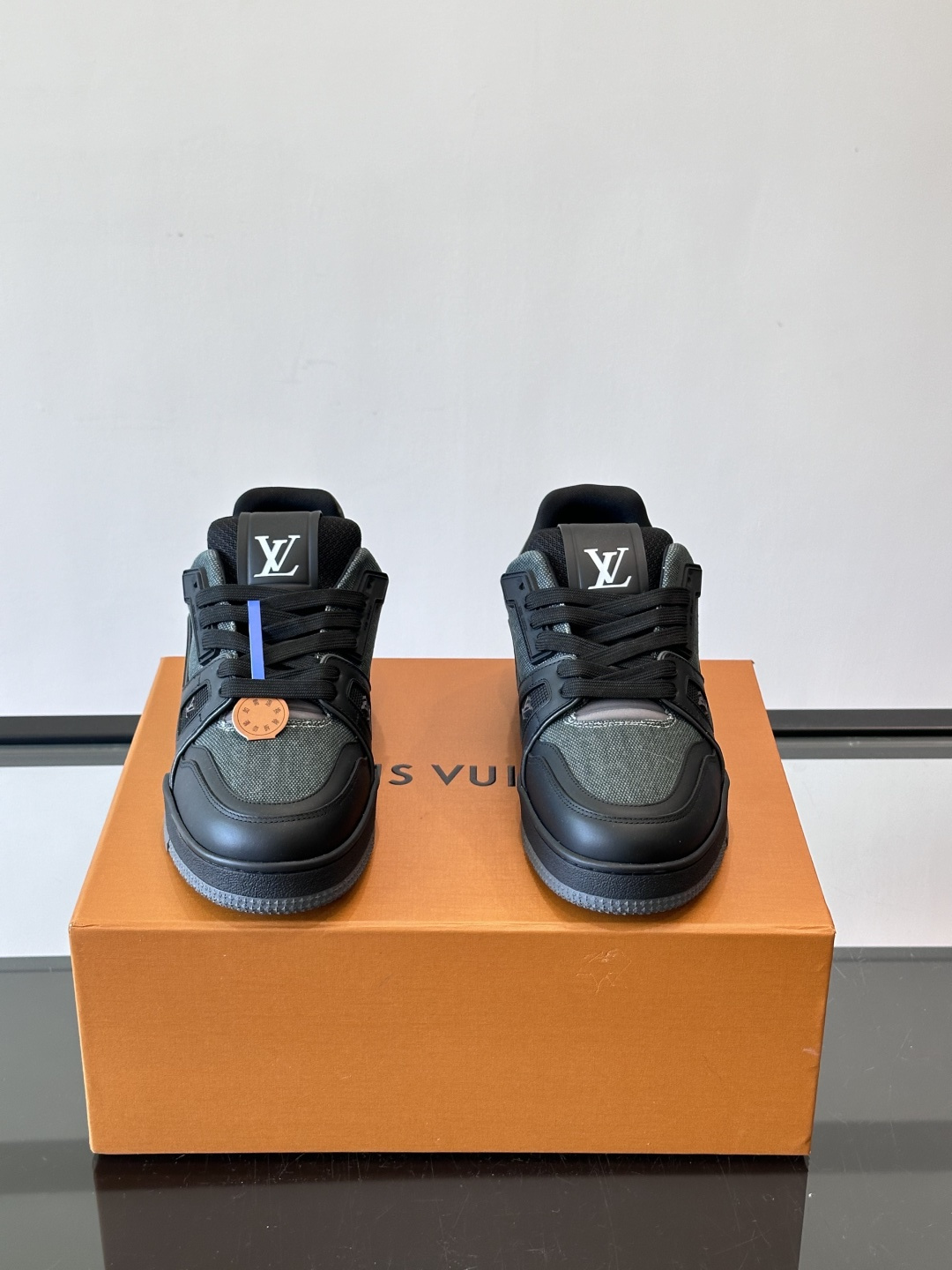 驴家 新配色 trainer运动鞋，本款 LV Trainer 运动鞋取材柔软粒面小牛皮，呈现纯净色调，