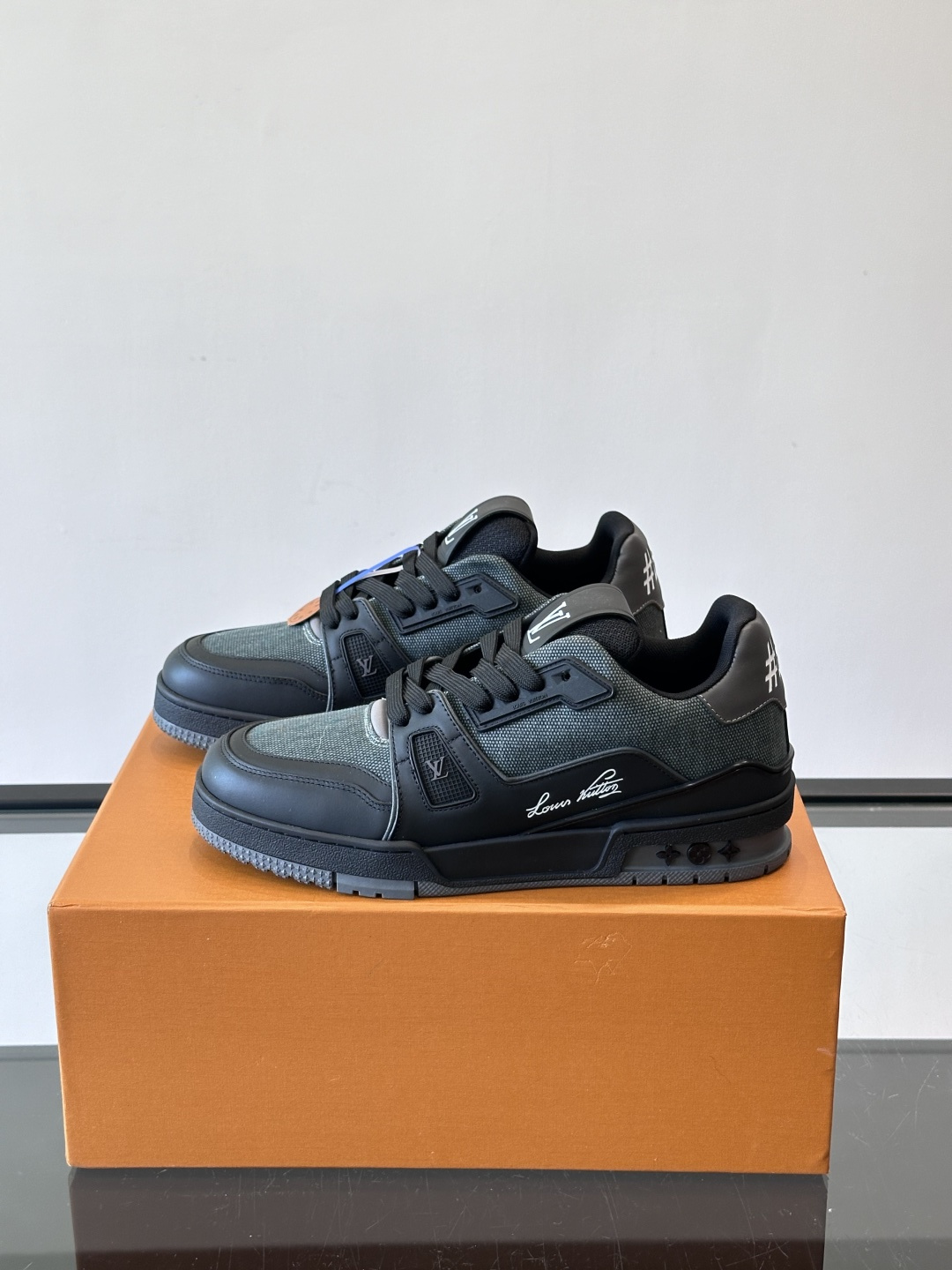 驴家 新配色 trainer运动鞋，本款 LV Trainer 运动鞋取材柔软粒面小牛皮，呈现纯净色调，