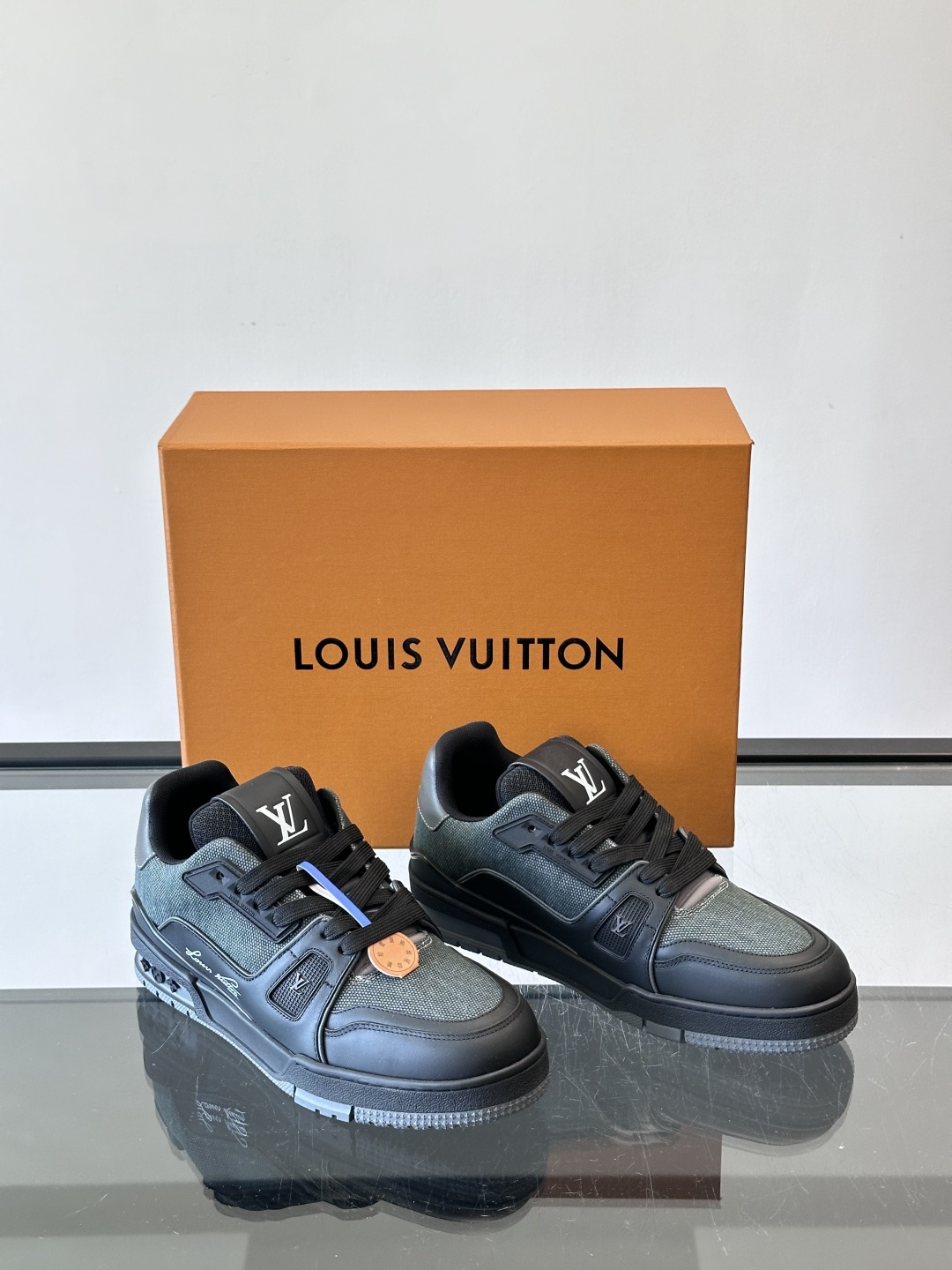 驴家 新配色 trainer运动鞋，本款 LV Trainer 运动鞋取材柔软粒面小牛皮，呈现纯净色调，