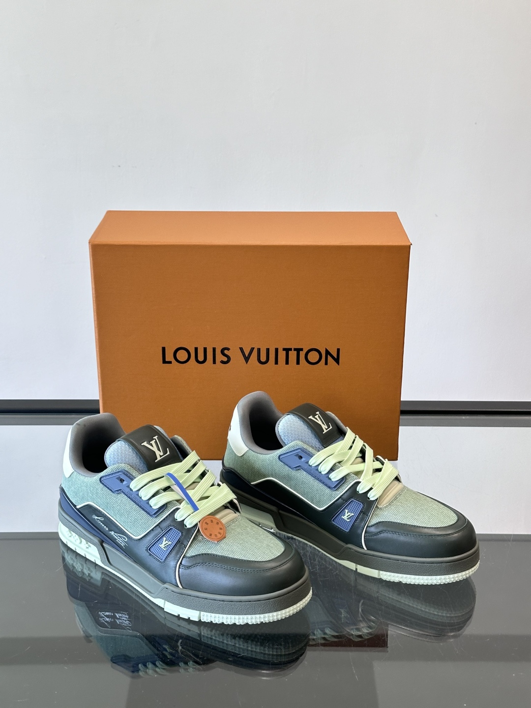 驴家 新配色 trainer运动鞋，本款 LV Trainer 运动鞋取材柔软粒面小牛皮，呈现纯净色调，