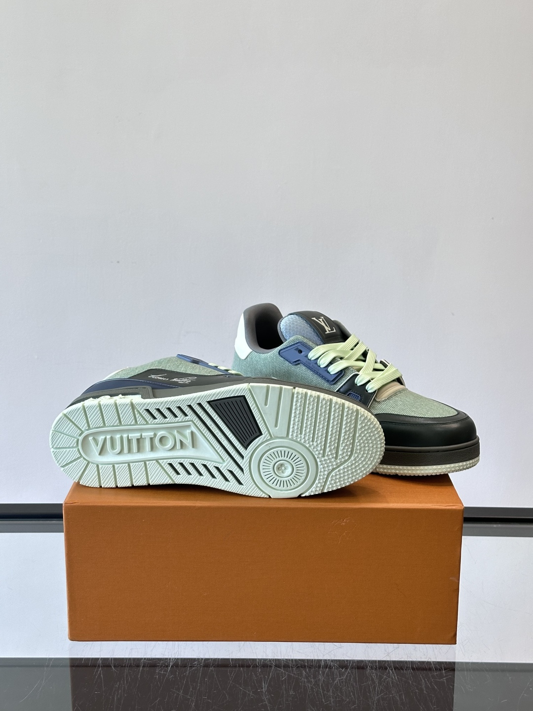 驴家 新配色 trainer运动鞋，本款 LV Trainer 运动鞋取材柔软粒面小牛皮，呈现纯净色调，