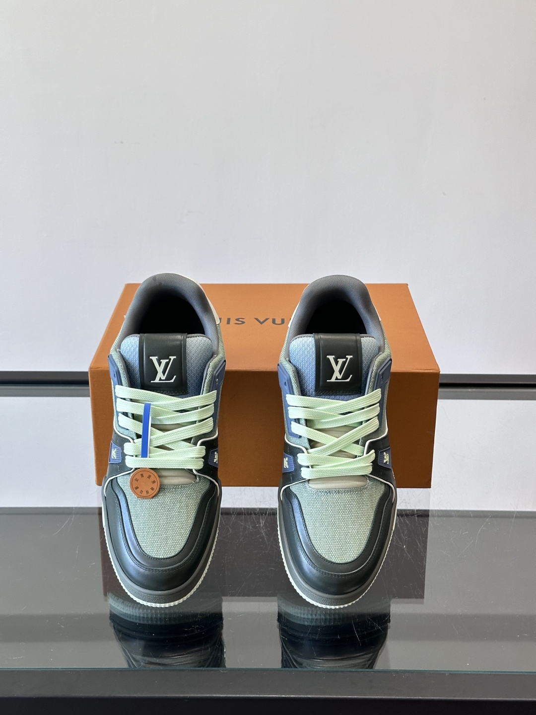 驴家 新配色 trainer运动鞋，本款 LV Trainer 运动鞋取材柔软粒面小牛皮，呈现纯净色调，