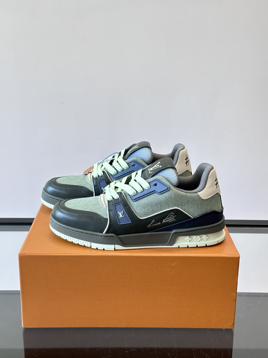 驴家 新配色 trainer运动鞋，本款 LV Trainer 运动鞋取材柔软粒面小牛皮，呈现纯净色调，