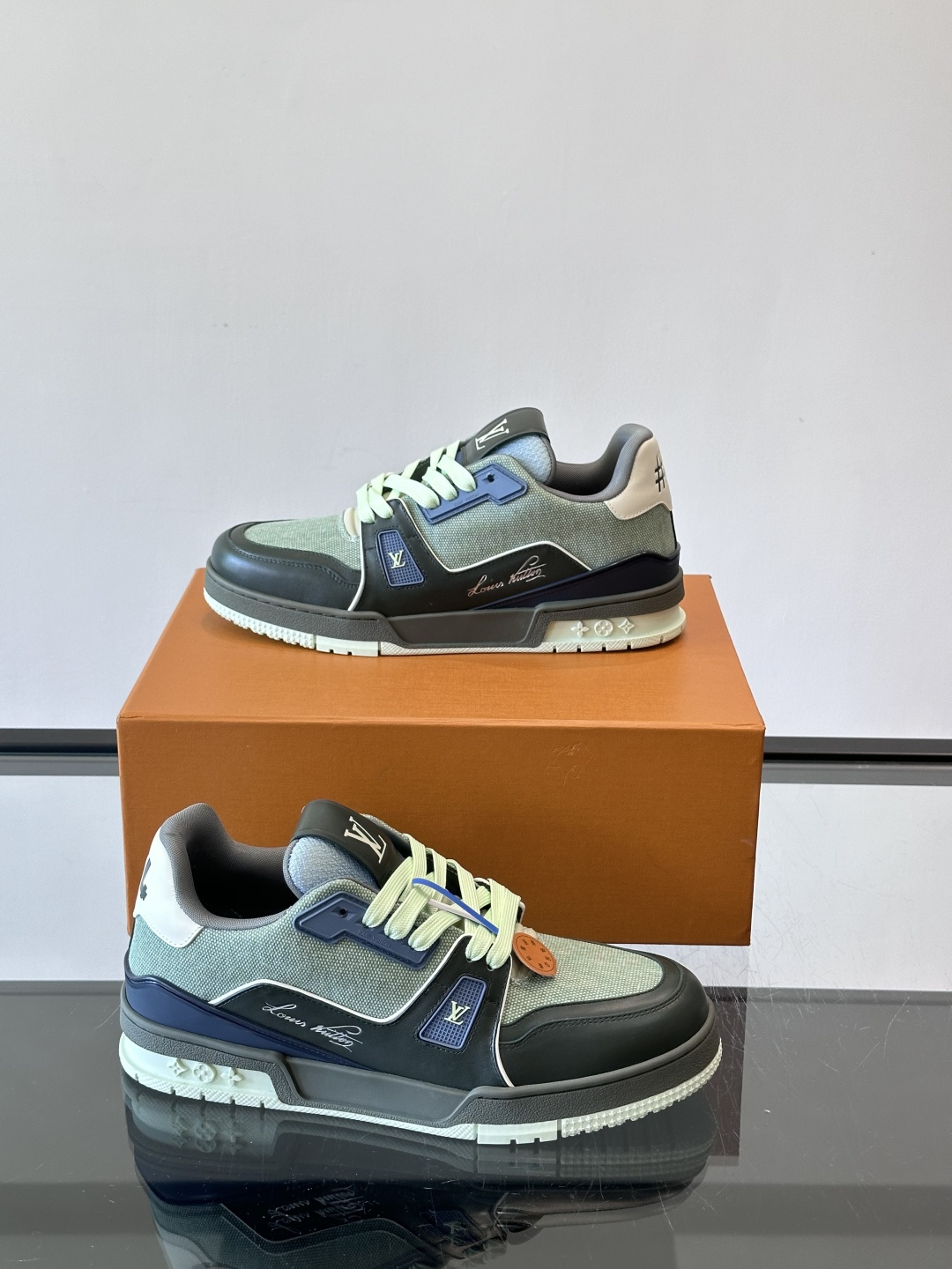 驴家 新配色 trainer运动鞋，本款 LV Trainer 运动鞋取材柔软粒面小牛皮，呈现纯净色调，