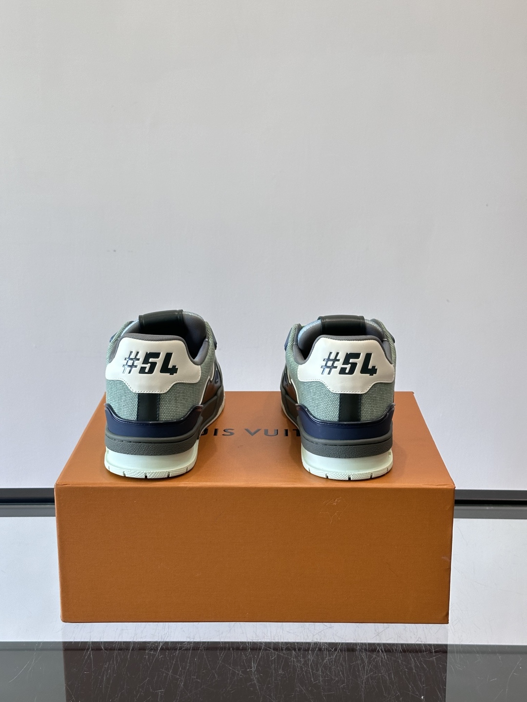 驴家 新配色 trainer运动鞋，本款 LV Trainer 运动鞋取材柔软粒面小牛皮，呈现纯净色调，