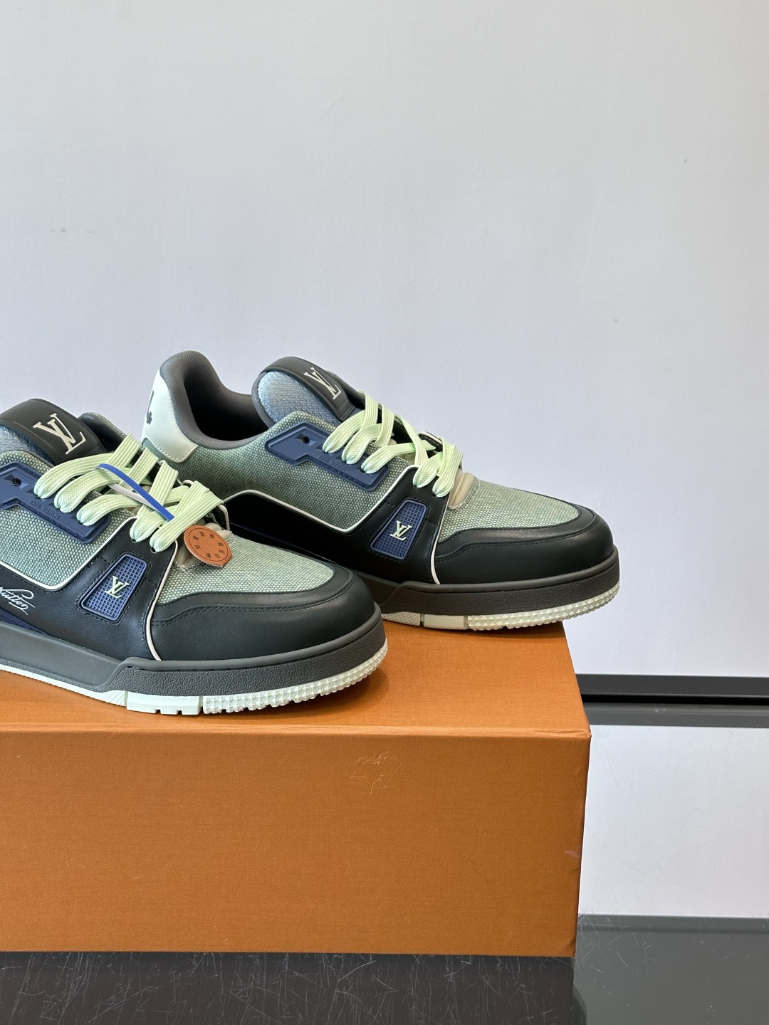 驴家 新配色 trainer运动鞋，本款 LV Trainer 运动鞋取材柔软粒面小牛皮，呈现纯净色调，