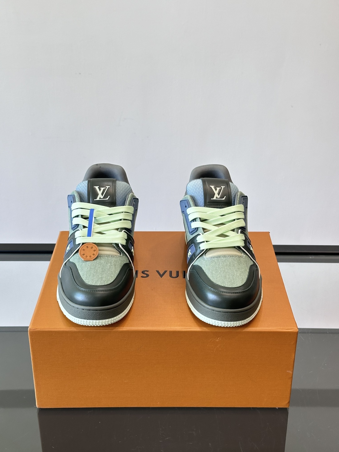 驴家 新配色 trainer运动鞋，本款 LV Trainer 运动鞋取材柔软粒面小牛皮，呈现纯净色调，