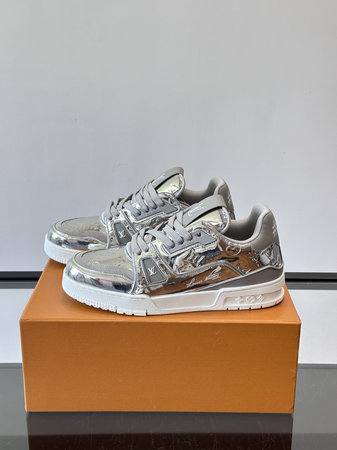 LV Trainer情侣款👫金属运动鞋，液态镜面材质，未来感满满！鞋面有经典Monogram压纹，细节精