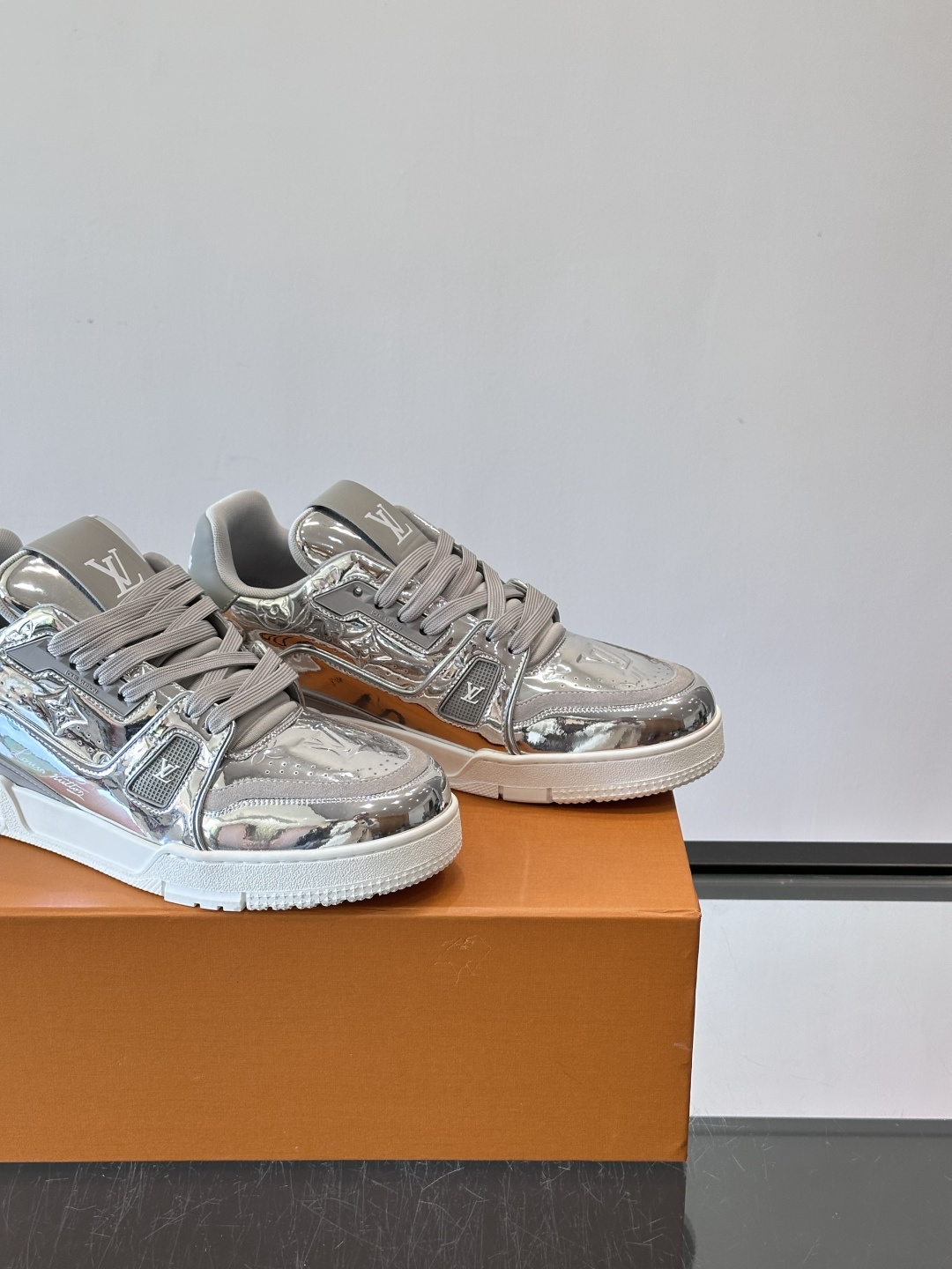 LV Trainer情侣款👫金属运动鞋，液态镜面材质，未来感满满！鞋面有经典Monogram压纹，细节精