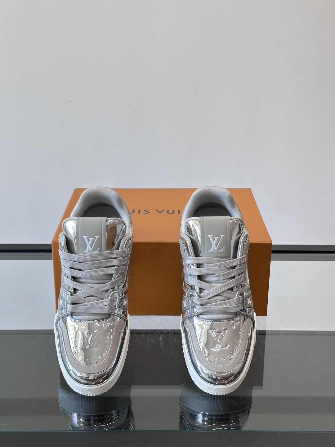 LV Trainer情侣款👫金属运动鞋，液态镜面材质，未来感满满！鞋面有经典Monogram压纹，细节精