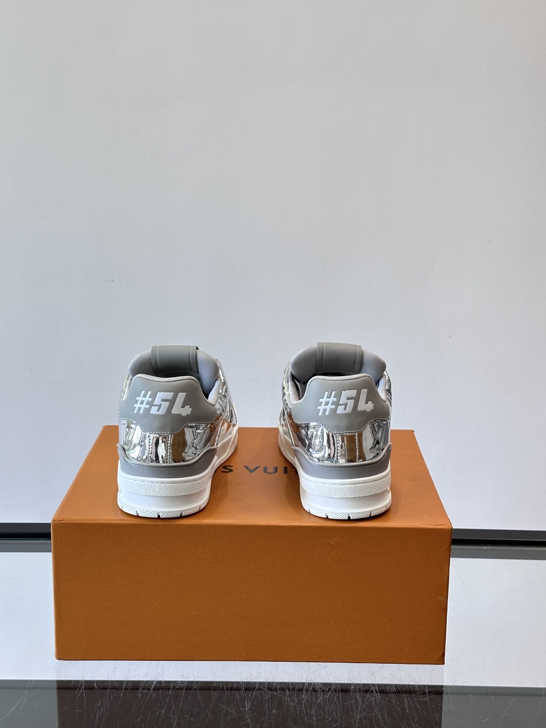 LV Trainer情侣款👫金属运动鞋，液态镜面材质，未来感满满！鞋面有经典Monogram压纹，细节精